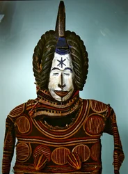 Maska Mawo, Ibo (drewno, farba i tkanina)